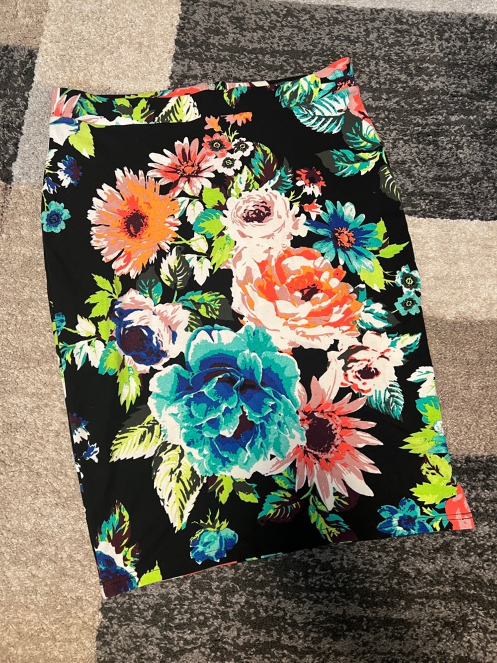 H&M pencil skirt, black multi floral w/zip, size L EUC!